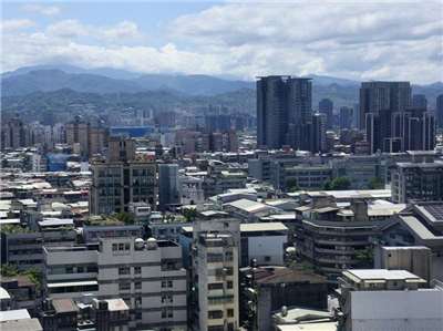 根據住展雜誌統計，今年北台灣928檔期預估推案量約1,165.3億元，比去年同期增加162.4億元、年增16.2%，其中以桃園市501.5億元居冠，新北市約442億元，台北市則約175.8億元。圖為台北市萬華區房屋。資料照。