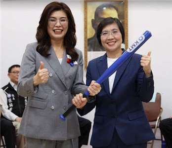 國民黨5日到新竹縣舉行行動中常會，為國民黨新竹縣長參選人徐欣瑩(右)及議員參選人等拉抬造勢。左為國民黨主席鄭麗文。(圖：國民黨官網)