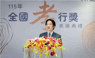 賴總統25日出席「全國孝行獎表揚典禮」表示，長照3.0已經正式上路，國家會陪大家一起盡孝，讓長輩有尊嚴的安老，讓照顧者有力量繼續陪伴。(圖：總統府)