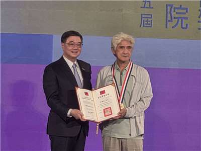 第45屆行政院文化獎5日頒獎，長年投入台灣戲劇教育、戲劇史研究及文化行政的邱坤良(右)也是得主之一，由行政院長卓榮泰(左)親自頒獎。(江昭倫 攝)
