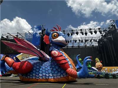 紙風車《燈怪》裡最受矚目的巨型角色「燈燈國王」現身7日的記者會現場。(楊雨青攝)