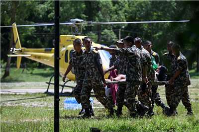 尼泊爾與西藏邊境附近發生山洪暴發，軍方人員使用直升機抵達軍營，營救受災居民。(AFP)