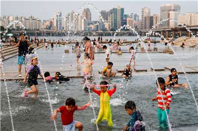 首爾遭熱浪侵襲，民眾在水上樂園消暑降溫。(路透社/達志影像)