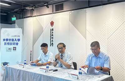 大學考試入學分發委員會執行秘書沈聖智(中)17日說明2026年大學分發入學結果。(楊雨青攝)