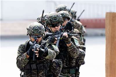 國軍近年分階段調整各項加給，今年7月拍板再新增第三類戰鬥部隊加給4,000元，並規劃讓戰鬥部隊服役的義務役官兵比照志願役支領。圖為海軍陸戰隊城鎮作戰演練。資料照。(楊仁翔 攝)