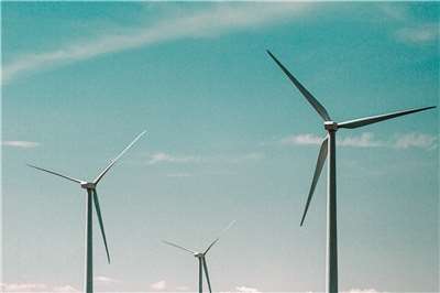 台電陸域風機將於2030年前陸續除役，外界憂報廢葉片恐因處理量能有限，只能送水泥窯燃燒。台電表示，已規劃分階段標售、分批依法處理，不會出現一次性難以去化問題。風機示意圖。(Unsplash)