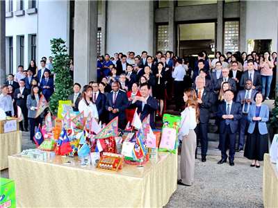 外交部26日舉辦慶讚中元普渡祭拜典禮，外交部長林佳龍主祭，與部內人員以及各國駐台使節代表一起慶讚中元，祈求保佑平安 (央廣記者王照坤 攝)