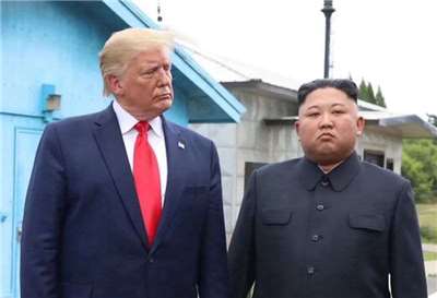 美國總統川普15日在社群媒體，發布一張他與北韓領導人金正恩2019年在板門店會面的合照，並強調自己與金正恩「相處融洽」。(圖:翻拍自川普真實社群)