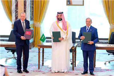 沙烏地阿拉伯王儲穆罕默德．沙爾曼(Mohammed bin Salman,中)、巴基斯坦總理夏立夫(Shehbaz Sharif,)及土耳其總統艾爾段(Recep Tayyip Erdogan)7日在麥加簽署「麥加共同防禦協定」。