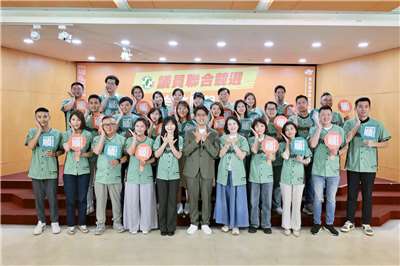 民進黨台北市長參選人沈伯洋(中)12日與民進黨台北市黨部啟動聯合競選。(圖：沈伯洋競選團隊提供)