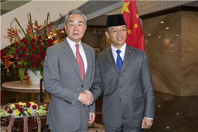 中國外交部長王毅21日在雅加達與印尼外交部長蘇吉歐諾(Sugiono)會面。
