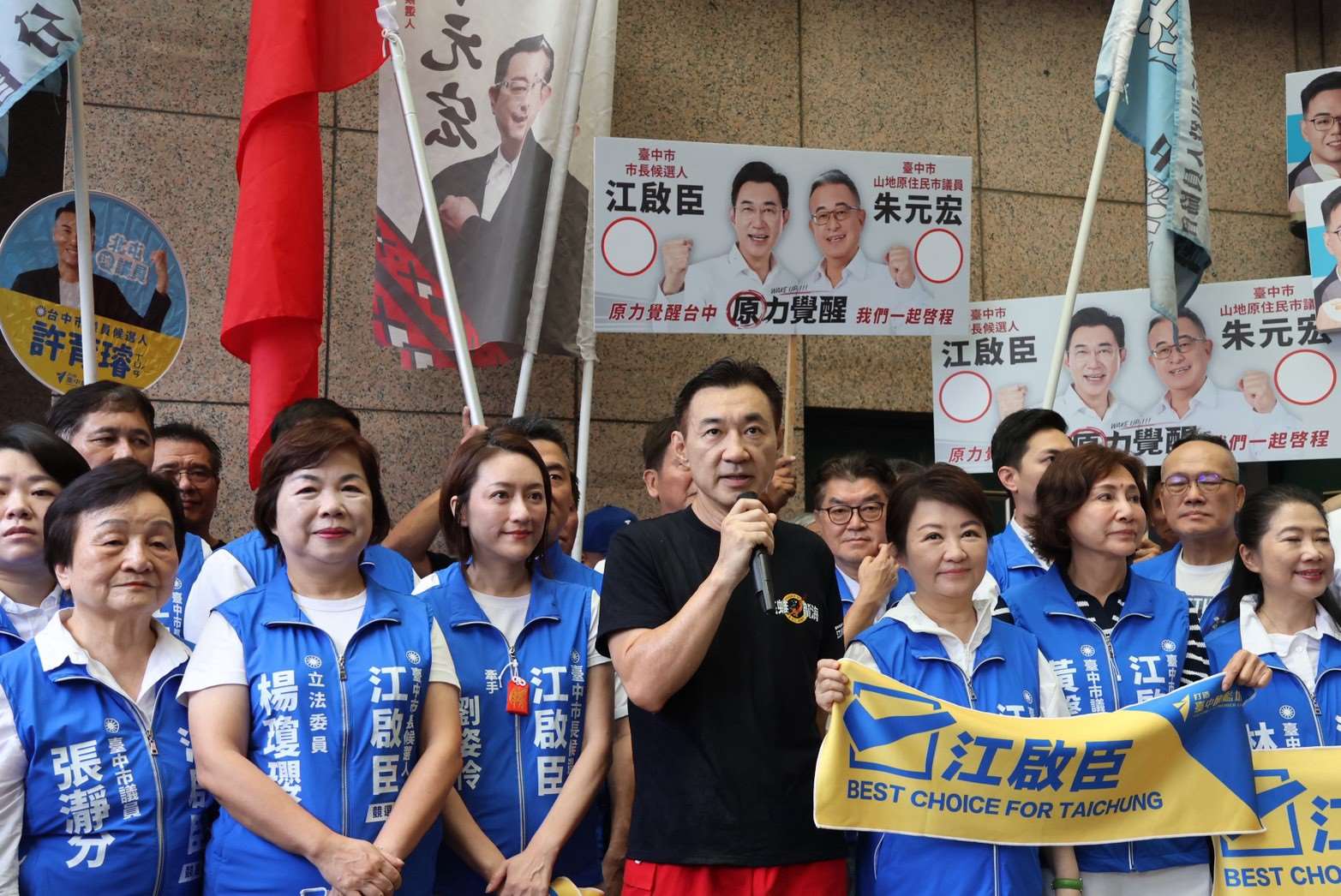 立法院副院長、國民黨立委江啟臣3日上午前往台中市選委會登記參選台中市長，競選總部主委、台中市長盧秀燕、競選總部首席副主委、立委楊瓊瓔以及多位同黨立委、市議員參選人皆到場力挺。(圖：江啟臣競選團隊)