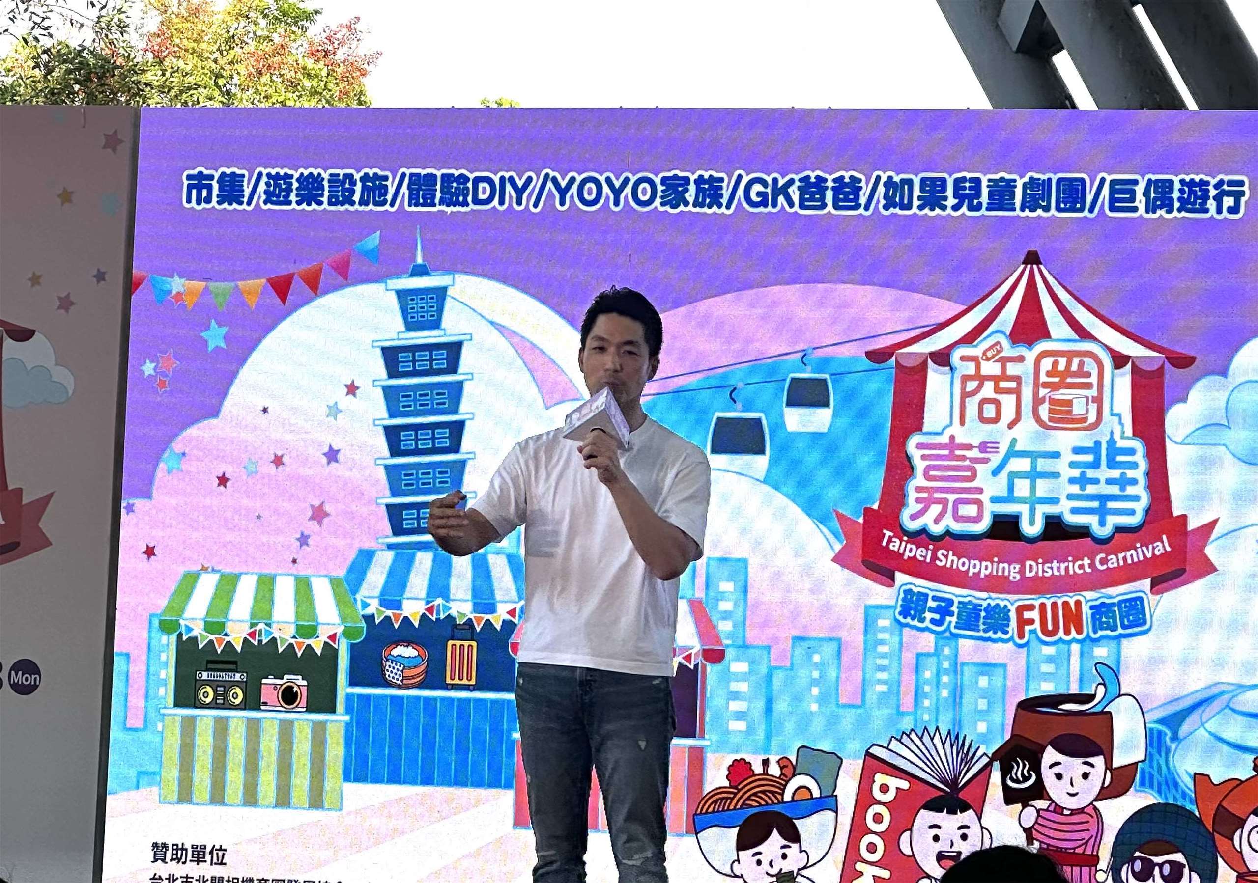 台北市長蔣萬安26日出席北市商圈嘉年華活動前表示，他對選戰始終戰戰兢兢、如履薄冰。(楊雨青 攝)