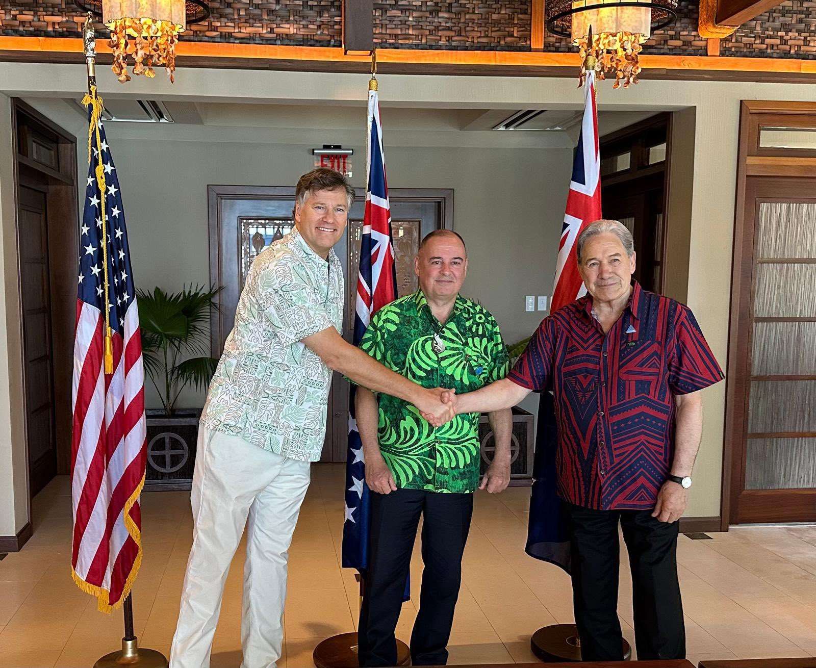 庫克群島總理布朗(Mark Brown)(中)、紐西蘭外交部長彼得斯(Winston Peters)(右)及美國常務副國務卿蘭道(Christopher Landau)(左)，在帛琉舉行的太平洋島國論壇領袖會議召開前，共同宣布資助庫克群島港口升級計畫。(X平台/@NewZealandMFA)