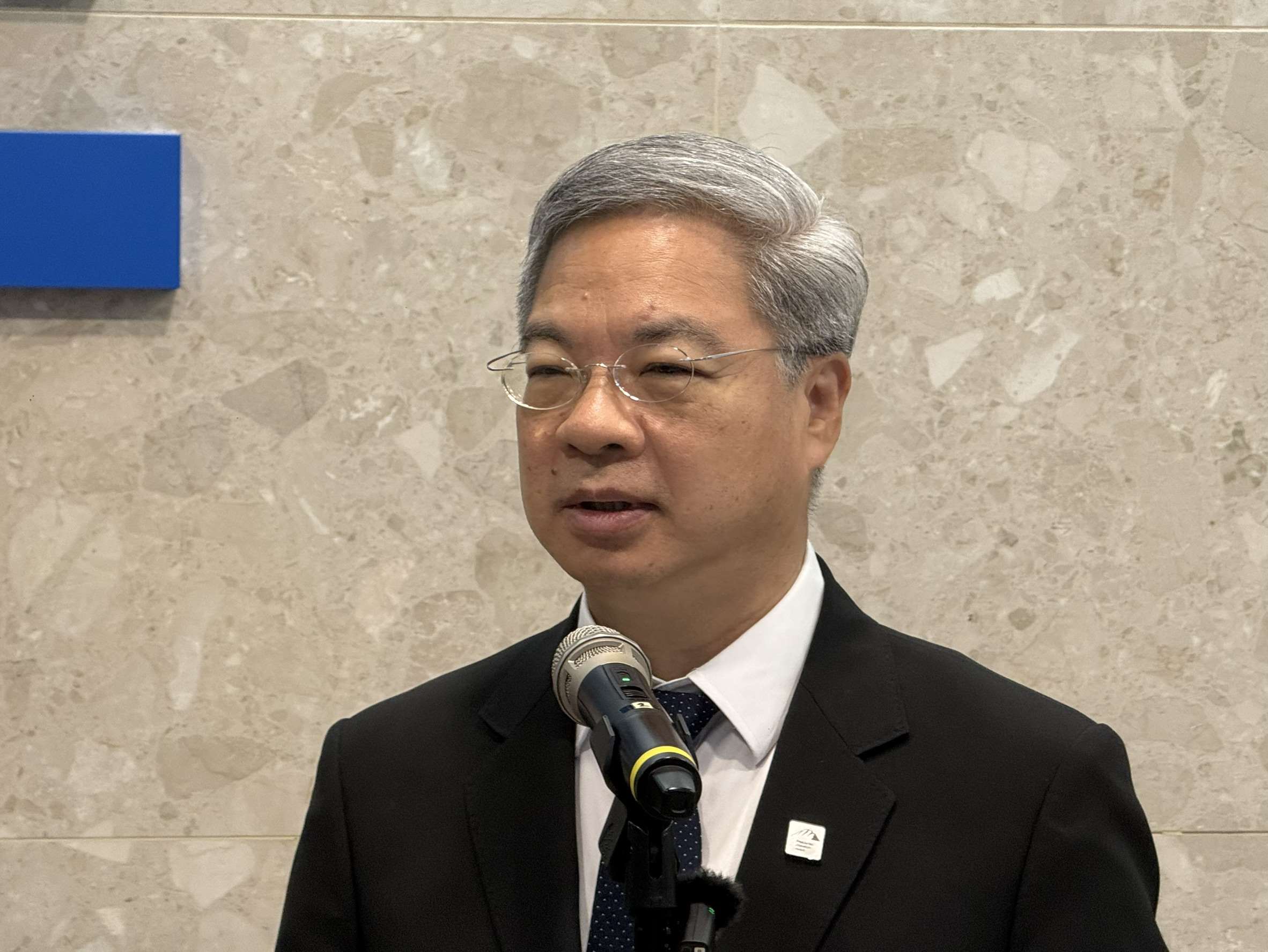 經濟部長龔銘鑫強調，若中小微企業營運因最低工資調漲而受到衝擊，經濟部責無旁貸給予協助。(謝佳興 攝)
