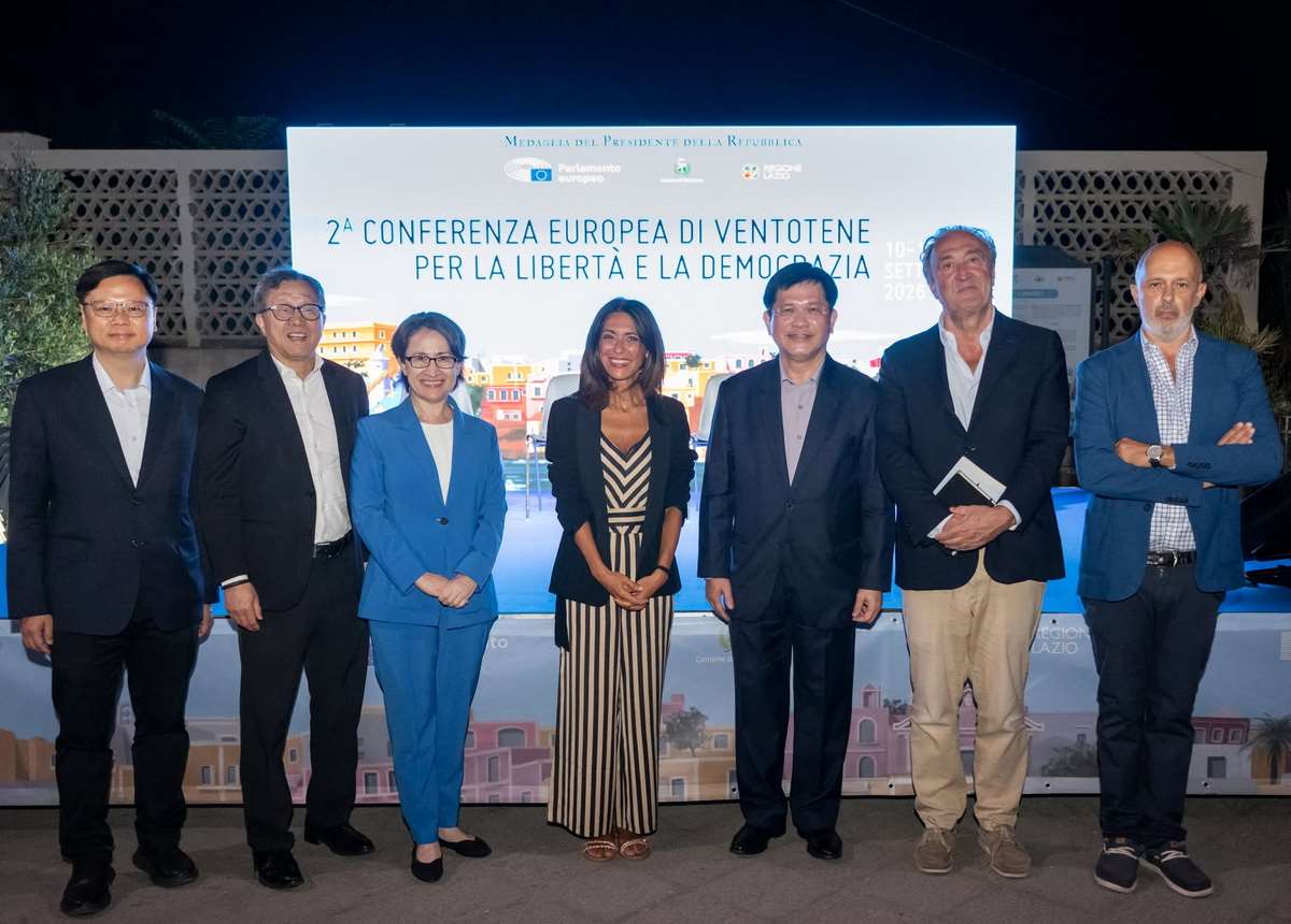 副總統蕭美琴(左三)歐洲議會副議長皮切諾(Pina Picierno，中)等人邀請訪問義大利，外長林佳龍(右三)全程陪同 (圖取自林佳龍臉書)