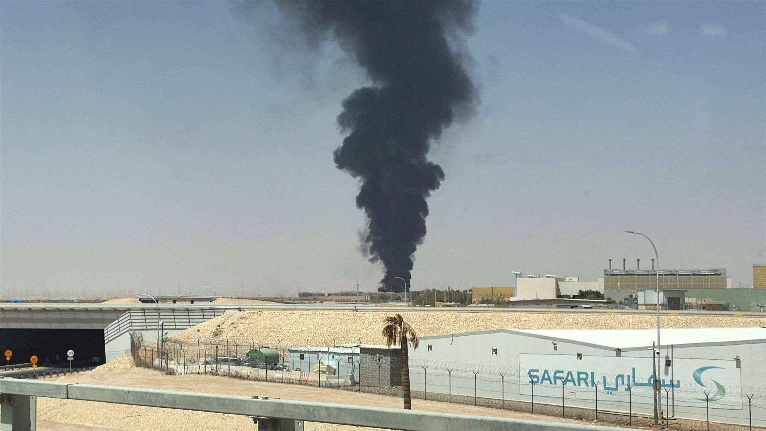 沙烏地首都利雅德(Riyadh)機場附近的一處燃料儲存庫冒出濃煙。