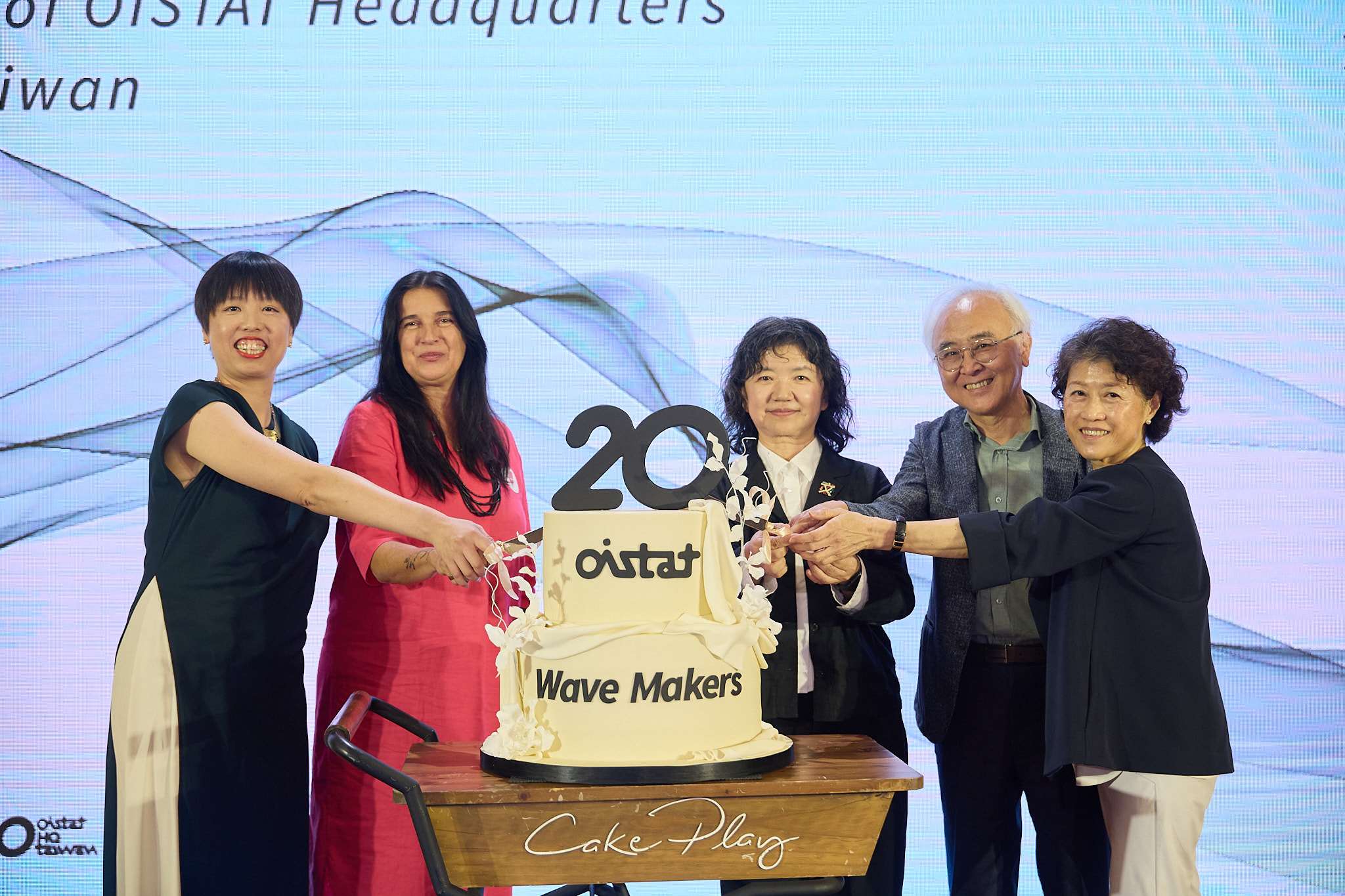 OISTAT 總部移設台灣 20 週年，1日歡喜慶祝。左起OISTAT 國際劇場組織執行長魏琬容（台灣）、OISTAT 國際劇場組織總裁 Aby Cohen（巴西）、文化部政務次長李靜慧、國家表演藝術中心董事長楊其文、國家兩廳院藝術總監邱瑗。(OISTAT 國際劇場組織總部提供)