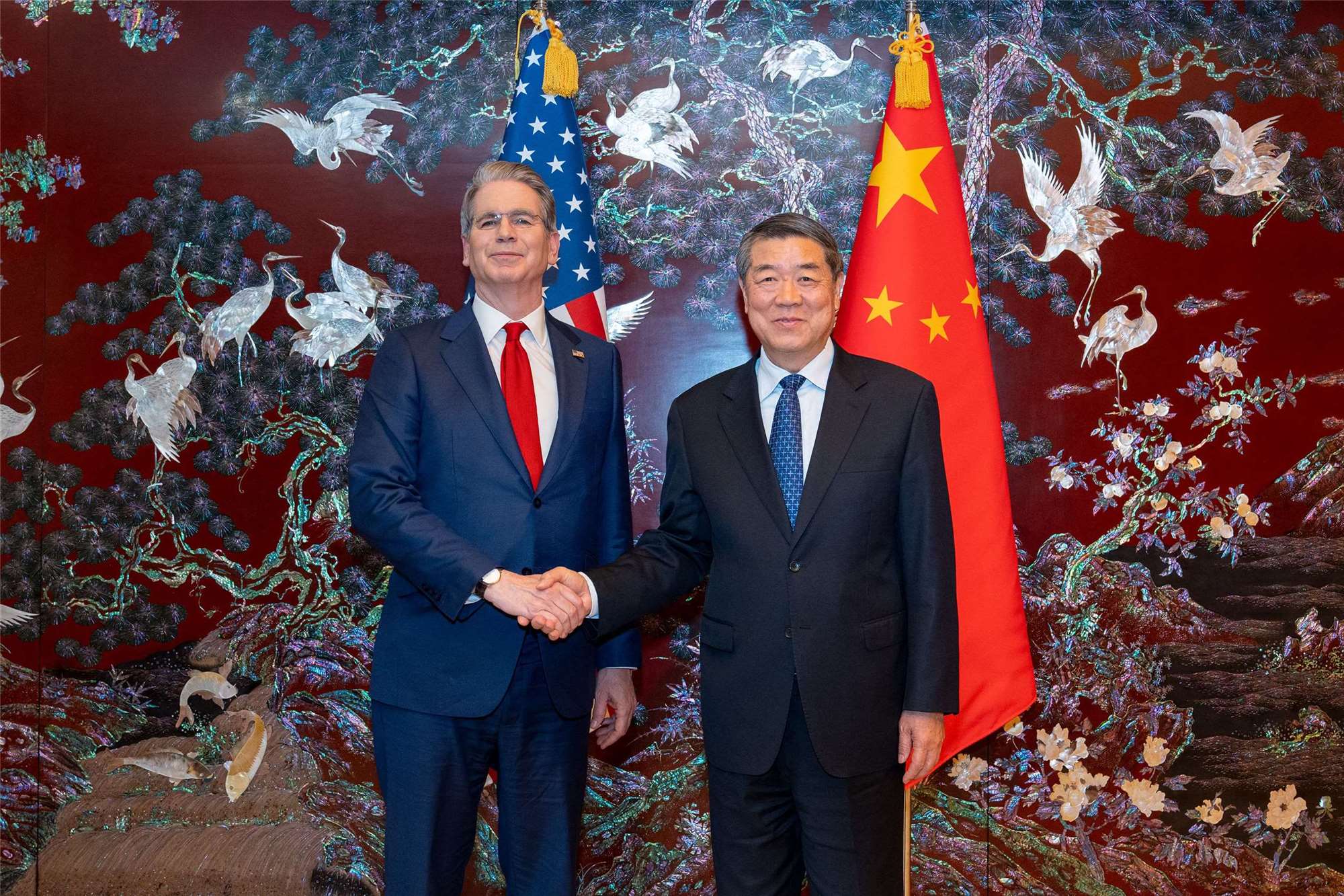 美國財政部長貝森特(Scott Bessent)(左)與中國國務院副總理何立峰將在川習會前舉行會前會。圖為兩人2026年5月13日在南韓會談。資料照片。