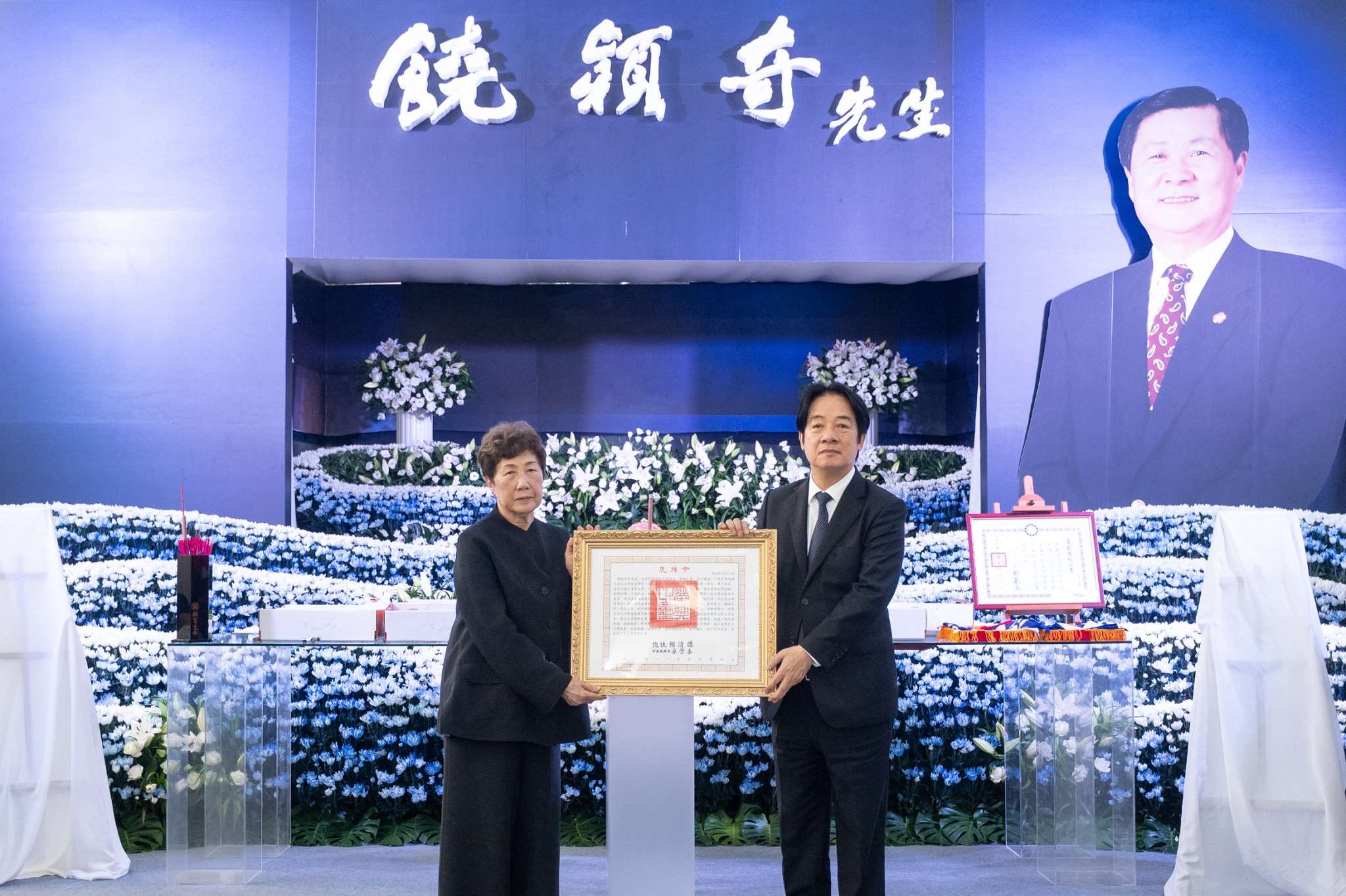 賴清德總統6日前往台東市生命紀念園區，頒贈褒揚令給總統府前資政、立法院前副院長饒穎奇。 (圖:總統府)