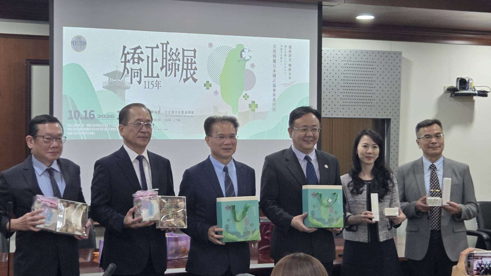 法務部舉行記者茶敘，法務部次長黃謀信（左三）、矯正署副署長蘇維闊（右一）等人說明矯正聯展10月將於台中登場，屆時不僅鐵窗牌美食集結，更首邀日本矯正協會參展，邀請民眾一同見證矯正教化的成果。（劉玉秋攝）