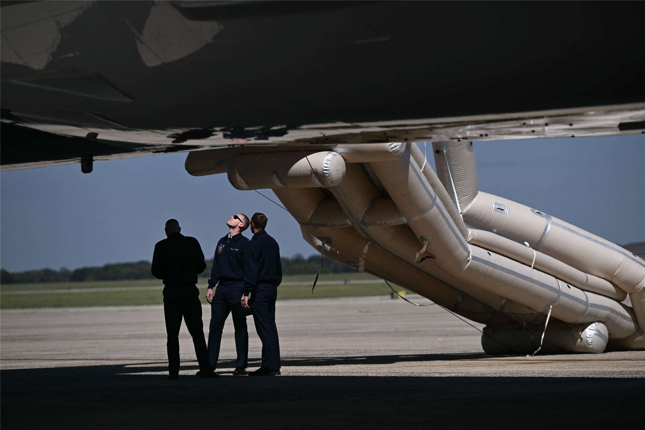 美國總統川普9日搭乘卡達贈送的「空軍一號」(Air Force One)專機準備離開華盛頓前往德州，登機前一條緊急逃生滑梯意外展開。