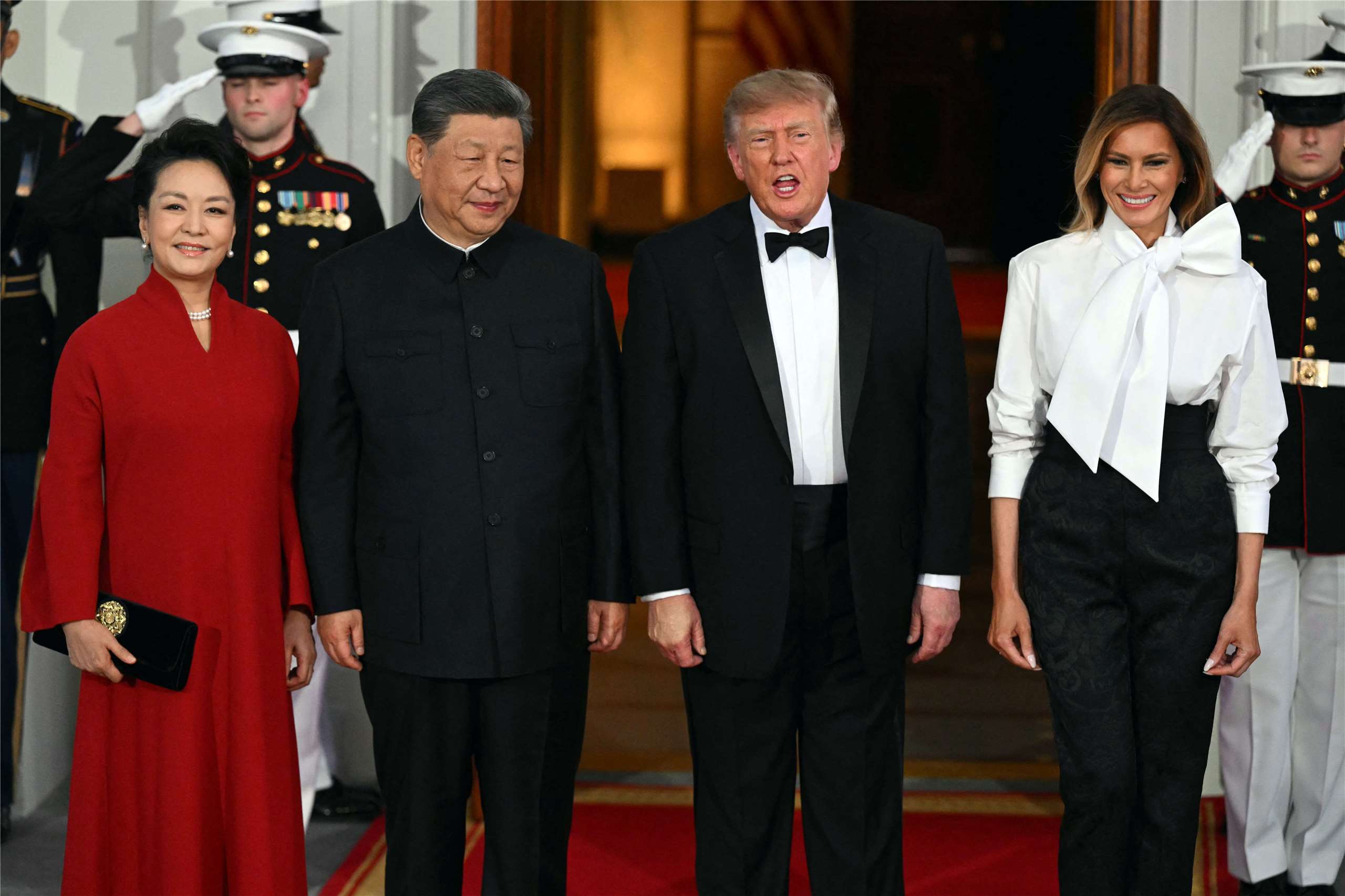 中國第一夫人彭麗媛、中國國家主席習近平、美國總統川普和美國第一夫人梅蘭妮亞在白宮北門廊台階上合影，為國宴做準備。