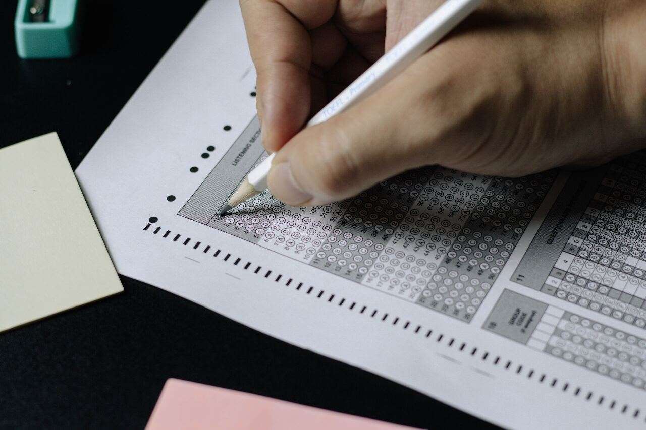 TOEIC(多益測驗)台灣考生近年成績呈現提升的趨勢，2021年為568分，2024年提升到581分，今年更是進一步達到583分的歷史新高紀錄。示意圖。(Unsplash圖庫)