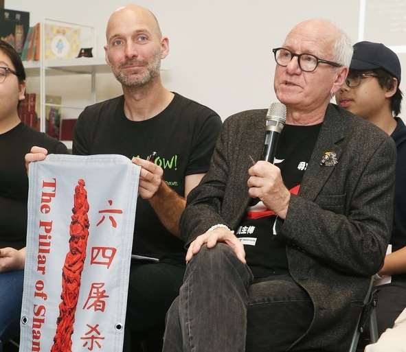 知名雕塑作品「恥辱柱」創作者、丹麥雕塑家高志活(前右)表示，「恥辱柱」是紀念六四死難者、記錄國家暴力的藝術作品，並非武器或犯罪工具，香港當局不該將其充公並應立即歸還。(資料照)