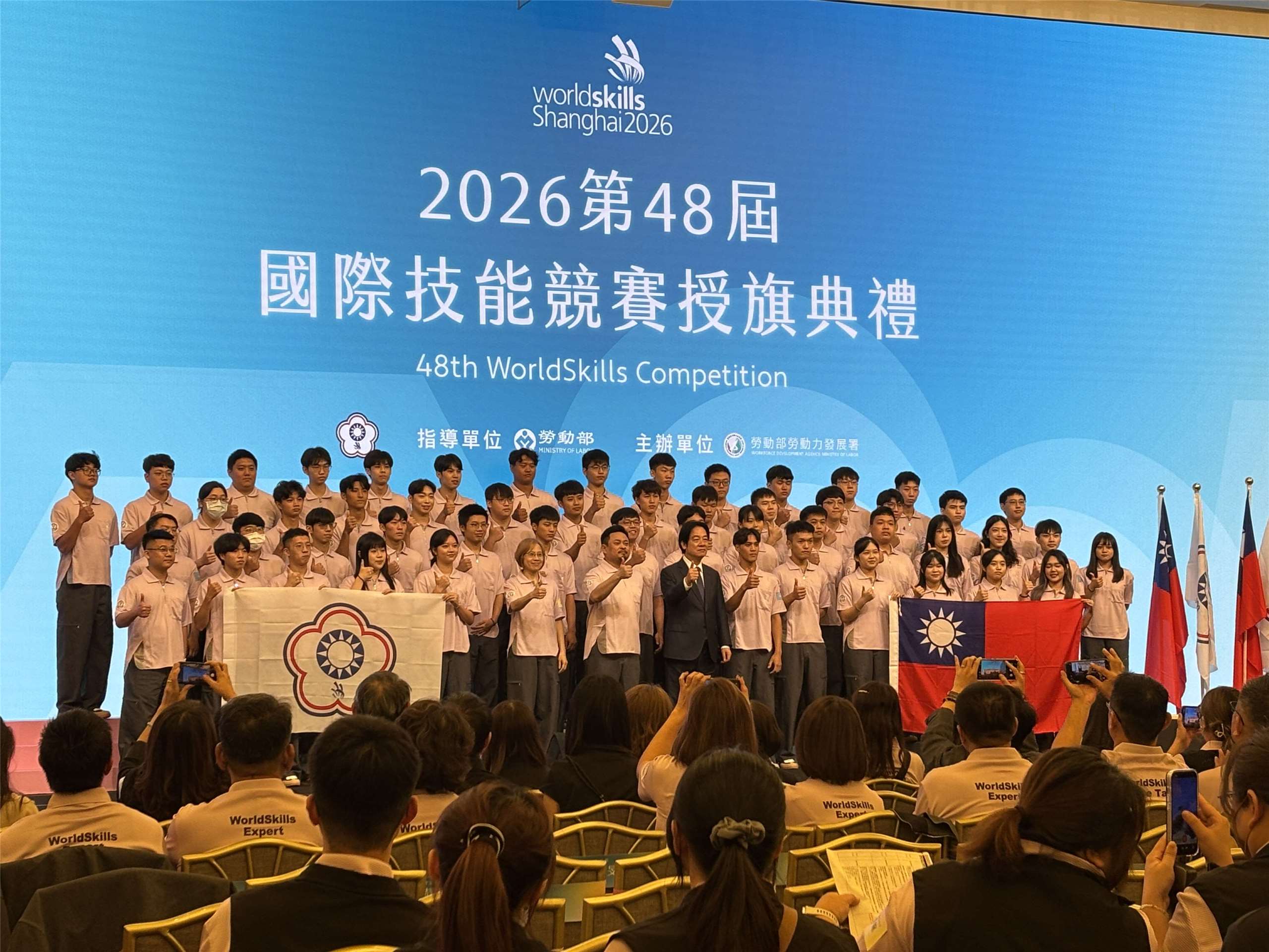 賴清德總統15日親自將國旗及會旗授予代表隊隊長陳祈聖，為53名即將出征上海的國手加油打氣。（楊文君攝）