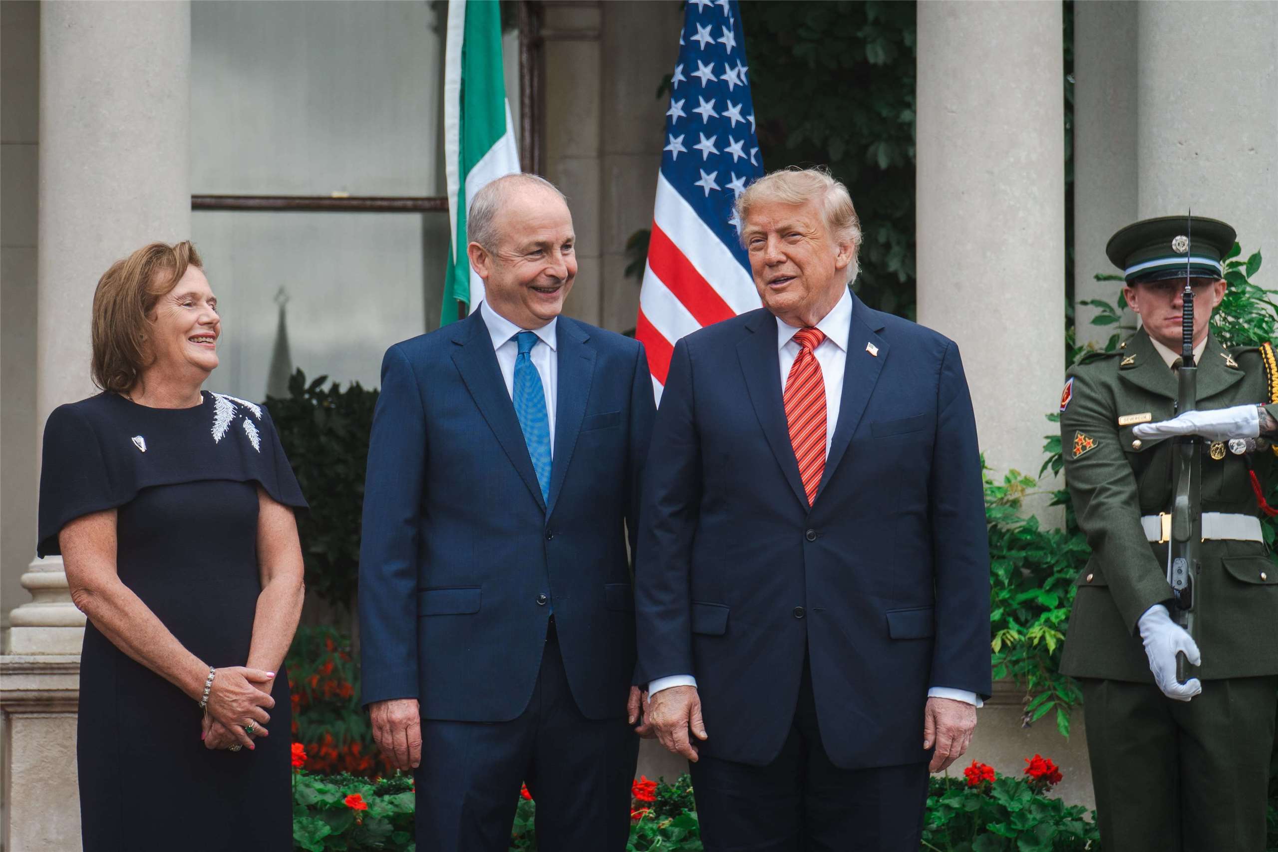 美國總統川普12日在都柏林與愛爾蘭總理馬丁(Micheal Martin)會晤。(圖:X@MichealMartinTD)