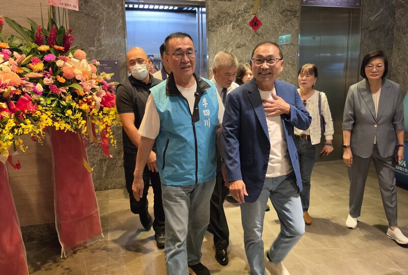 李四川競選辦公室宣布，4日侯友宜將陪同登記，感謝侯友宜一路以來全力相挺。圖為市長侯友宜（前右）與國民黨參選人李四川（前左）。(圖:中央社)