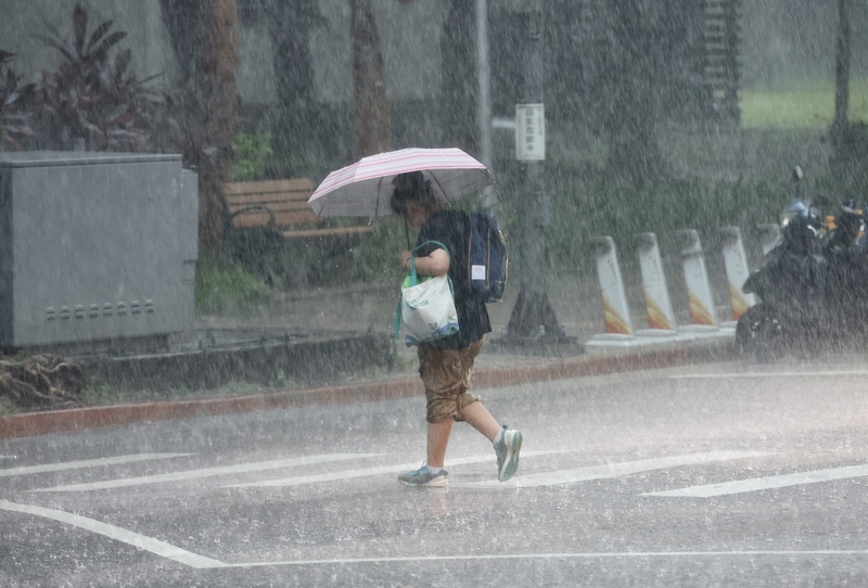 受到颱風外圍環流影響，台北3日一早下起大雨。資料照片。