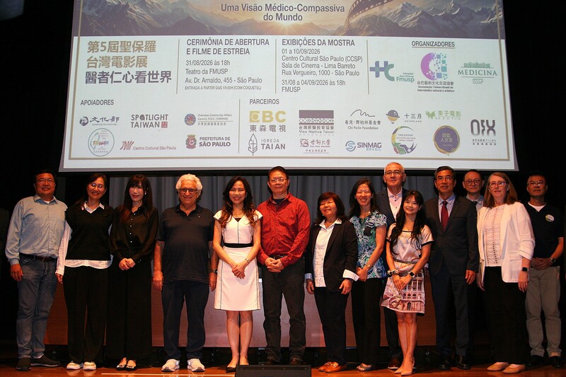 第5屆聖保羅台灣電影展開幕式後，聖保羅大學醫學院代表青木教授（左7）、各國駐聖保羅外交代表策展人謝如欣（右5）與導演舒夢蘭（左3）等貴賓合影留念。