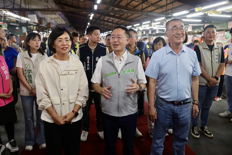 三重果菜市場1日舉行中元普渡，民進黨新北市長參選人蘇巧慧（前左）、國民黨新北市長參選人李四川（前右）皆到場參加，民進黨立委李坤城（前中）笑說，站C位比較不好意思。