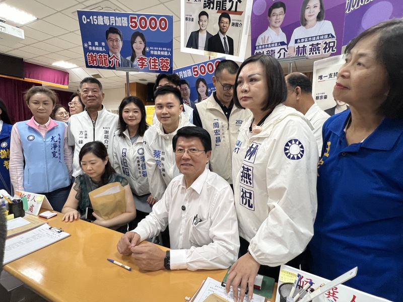 中國國民黨籍立法委員謝龍介(前右3)1日登記參選台南市長說，藍白全面合作，當選後絕不尋求連任。