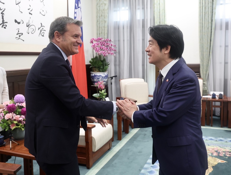 總統賴清德（右）1日在總統府接見義大利參議院副議長錢益友（Gian Marco Centinaio）（左）訪團一行，歡迎他再度訪問台灣。