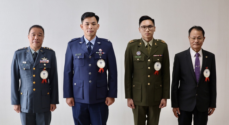 PD
軍人節表揚獲獎代表
國防部2日舉行「115年軍人節暨全民國防教育日表揚
活動」，圖為4位獲表揚代表合影，左起為國軍模範
團體陸軍航空第602旅突擊直升機作戰隊隊長龔育
霖、國軍楷模吳志謙、全民國防教育傑出貢獻獎得主
賴淯霖及後備輔導幹部楷模姜文郎。
中央社記者王飛華攝　115年9月2日