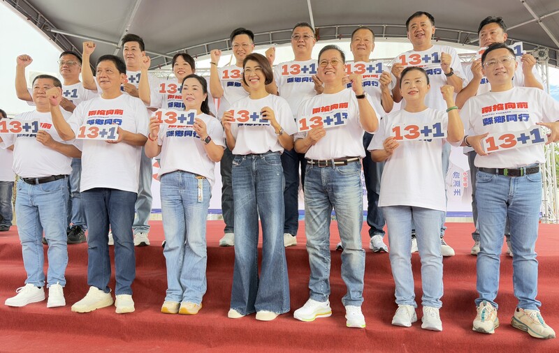 南投縣長許淑華（前中）2日由各鄉鎮市長參選人陪同至南投縣選舉委員會登記競選連任，許淑華表示，力拚與13鄉鎮市長參選人完成「13+1全壘打」目標。