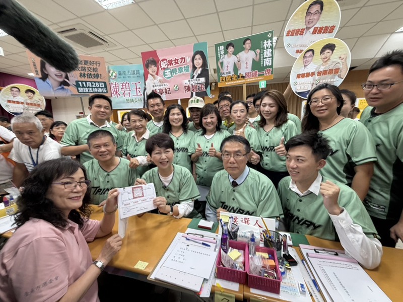 民進黨台南市長參選人陳亭妃（前右3）2日下午在台南市長黃偉哲（前右2）、同黨籍台南市議員參選人等陪同下，完成參選登記。