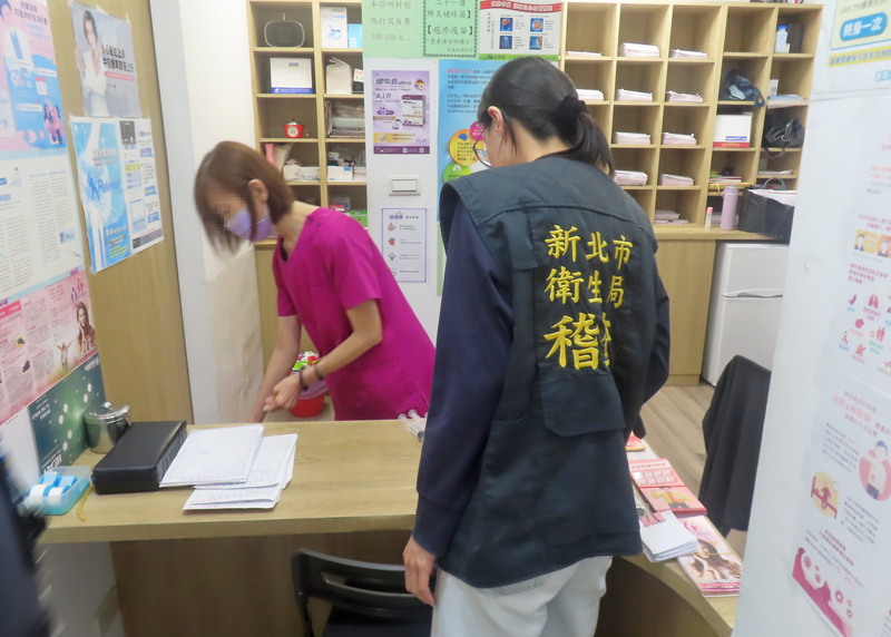 新北安泰淞鶴診所爆發C肝群聚案，查核發現有9大缺失，醫檢工會籲強化落實感染管制。圖為衛生局人員過往前往新北市板橋區「安泰淞鶴診所」稽查情形。（新北市衛生局提供）