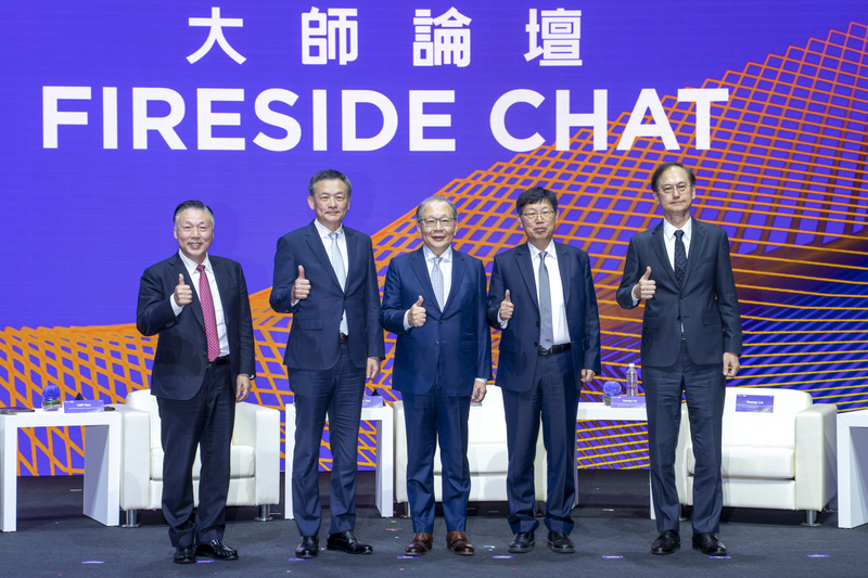 SEMICON Taiwan 2026大師論壇暨全球生態系高峰會2日壓軸舉行爐邊對談，SEMI全球董事會主席暨日月光半導體執行長吳田玉（左起）、台灣半導體產業協會理事長侯永清、聯發科副董事長暨執行長蔡力行、鴻海董事長劉揚偉、欣興電子董事長兼策略長簡山傑5人與會交流，會後同台合影。