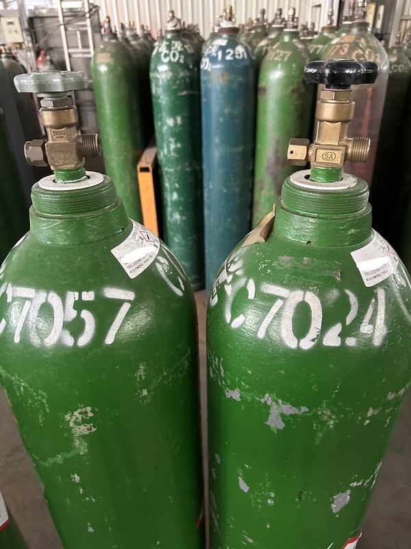 台中地檢署近日查獲業者以工業用氣體假冒醫用氧氣及食用二氧化碳，流向多家醫療院所、店家，不法獲利達新台幣350萬元。圖為二氧化碳氣瓶。（台中地檢署提供）