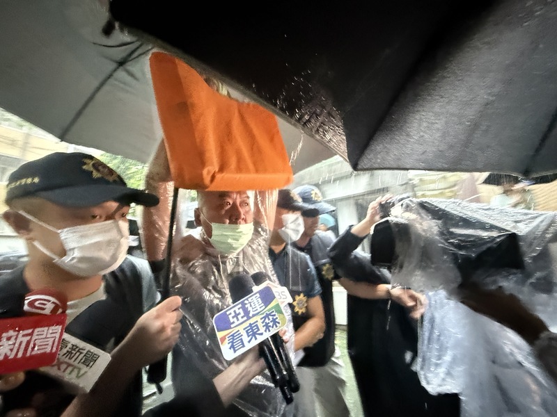 邵姓計程車司機(左2)3日開著計程車衝撞北檢、北院大門。圖為邵男移送北檢複訊。資料照。