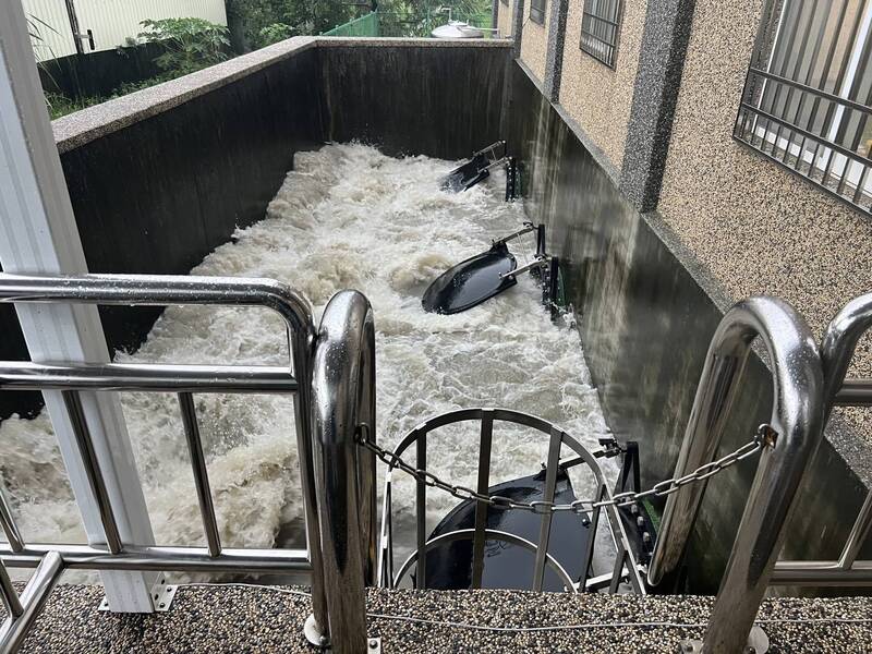 台南市政府水利局4日指出，受低壓帶及西南氣流影響，台南8月雨日長達21天，台南測站累積雨量1372.5毫米，為100多年來歷史次高，全市抽水總量相當於1座南化水庫。（台南市政府提供）