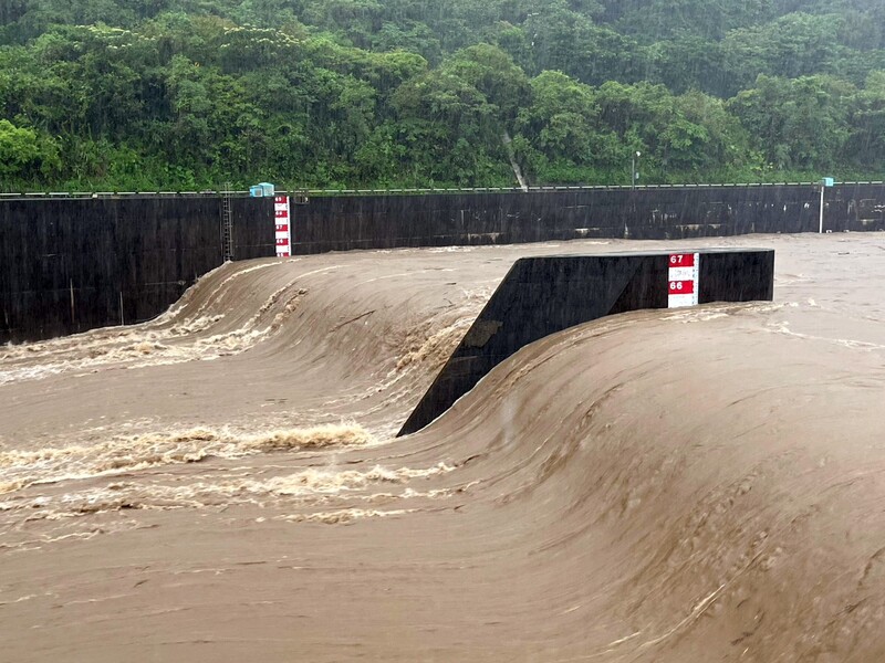 經濟部水利署第十河川分署4日表示，北部山區豪雨，基隆河上游集水區持續強降雨，員山子分洪設施於上午11時許啟動。（經濟部水利署第十河川分署提供）