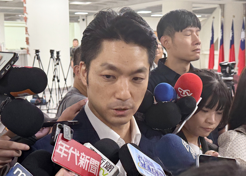 台北市持續降下大雨，市長蔣萬安（前）4日下午赴議會接受市政總質詢前被媒體堵訪表示，北市災害應變中心上午11時已提升至2級開設，截至上午11時30分，獲報災情約41件，市府都即刻處理。