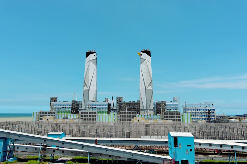 台電4日宣布，台中電廠新燃氣一期1、2號機首度同步滿載發電，2部機組將分別於9月底、明年3月正式商轉。圖為新燃氣一期機組煙囪外觀，融入在地小燕鷗昂首起飛造型彩繪。
（台電提供）