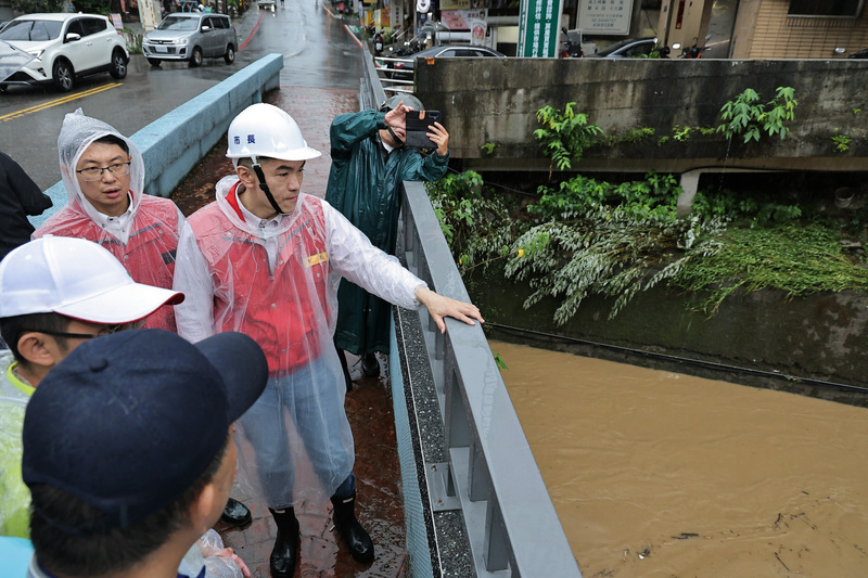 基隆市4日清晨強降雨，市長謝國樑（右2）前往大武崙溪周邊、西定路一帶及富景天下社區等受災較嚴重地區勘查，掌握積淹水情形及居民需求。
（基隆市政府提供）