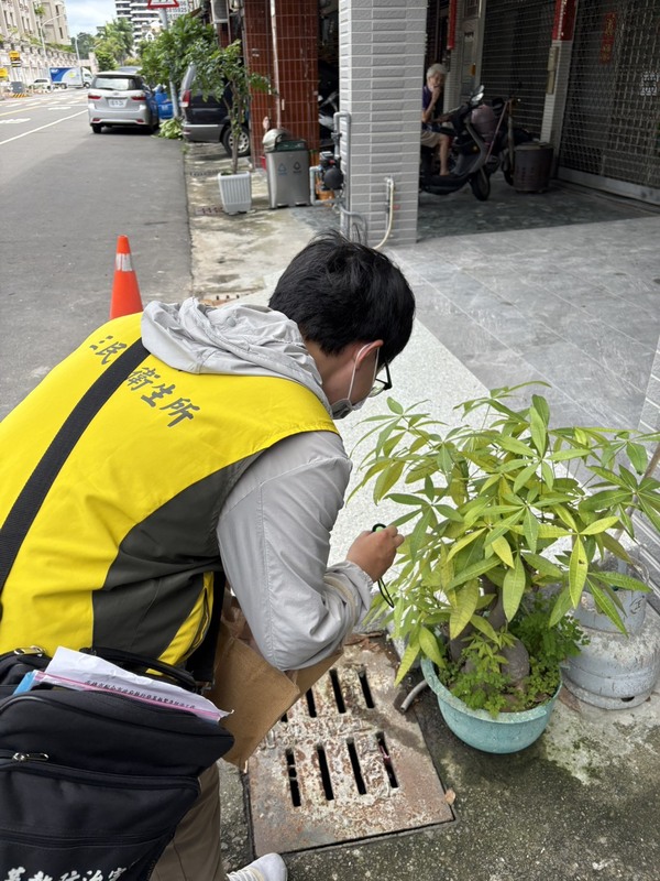 高雄市衛生局5日公布新增3例境外移入登革熱確診個案，防疫人員在確診者居住的三民區周邊加強噴藥及疫調作業。（高雄市衛生局提供）